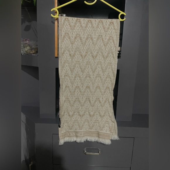 DKNY cream Color printed muffler. Size standard. Used gently - Picture 4 of 4